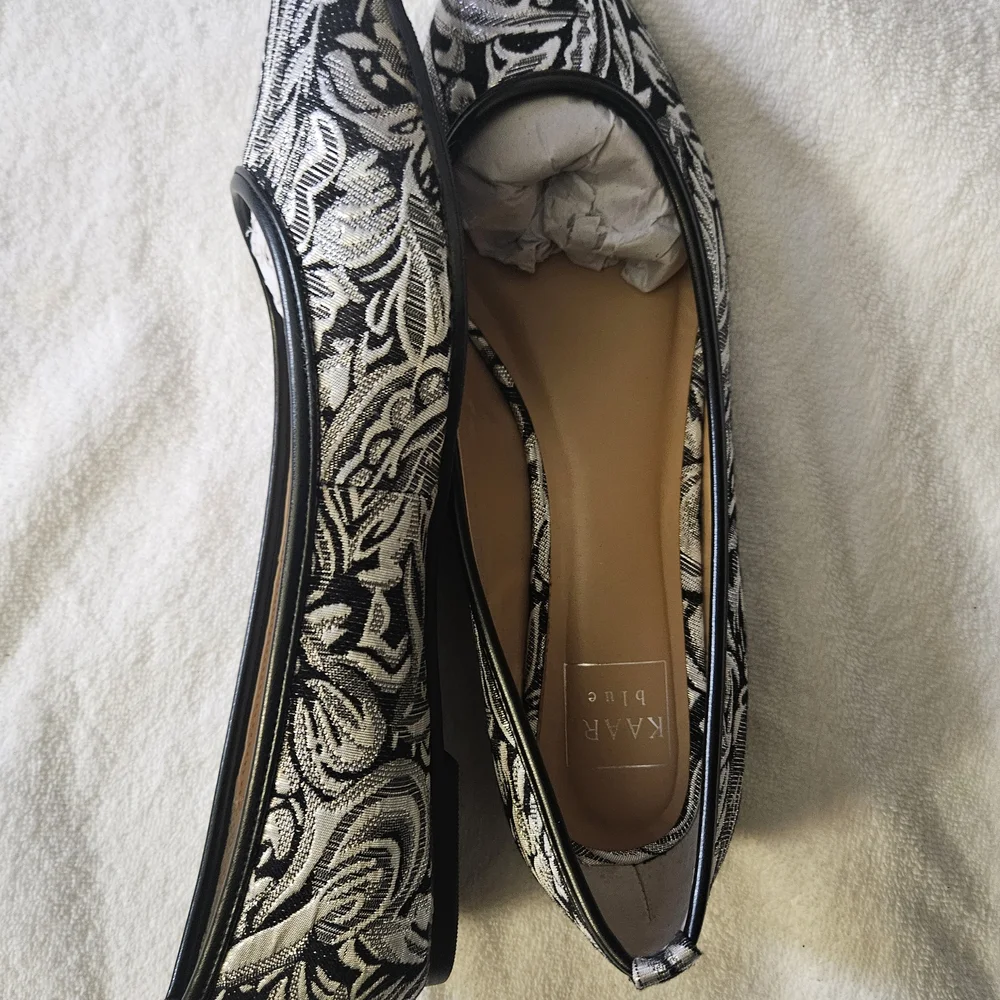 Kaari Blue Black White and Silver Flats - Women - Size 9.5 - Picture 4 of 7